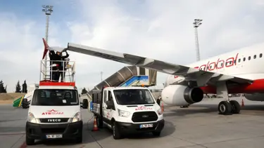 Uçağın kanadı direğe çarptı