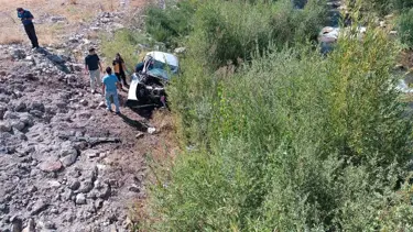 Sivas'ta otomobil dere yatağına uçtu: İki ölü