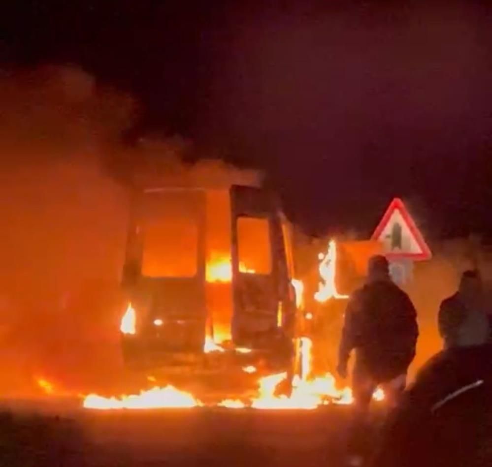 Muğla'da minibüs alev topuna döndü