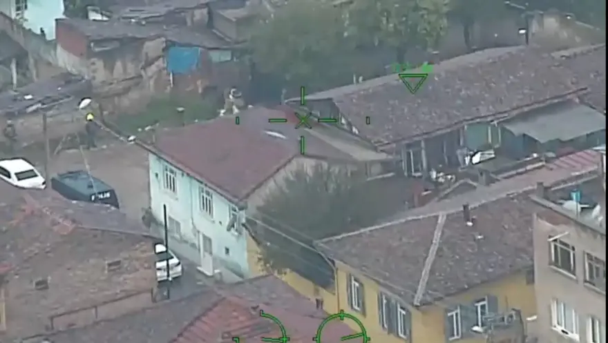 İzmir’in 6 ilçesinde eş zamanlı operasyon: 64 gözaltı 1 İzmir’in 6 ilçesinde eş zamanlı operasyon: 64 gözaltı 1