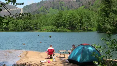 Karadeniz'in tabiat harikası 'Borçka Karagöl' kamp tutkunlarının uğrak yeri oldu