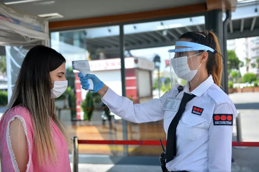 AVM'ler kapılarını açtı: Metrelerce kuyruk oluştu 9