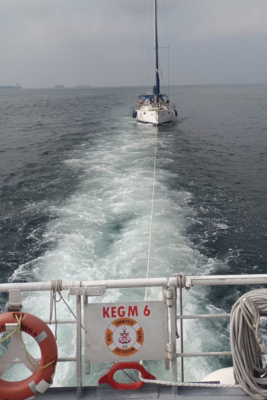 Beylikdüzü açıklarında sürüklenen tekne kurtarıldı