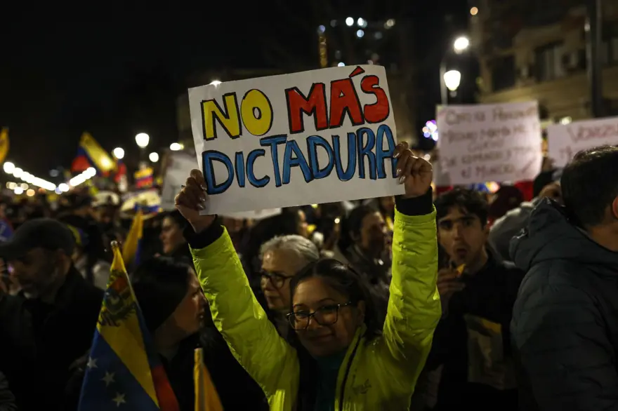 Venezuela'da "hileli" seçim tartışması: Yüzlerce göçmen sokaklarda toplandı 17 Venezuela'da "hileli" seçim tartışması: Yüzlerce göçmen sokaklarda toplandı 17