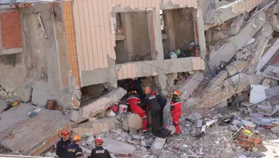 Gebze'de 7 katlı bina çöktü: Anne ve babanın cansız bedenleri enkazdan çıkarıldı