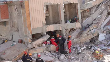 Gebze'de 7 katlı bina çöktü: Anne ve babanın cansız bedenleri enkazdan çıkarıldı