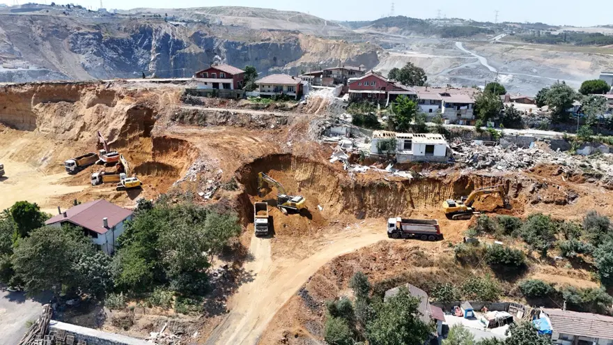 İstanbul'da bir mahalle diken üstünde! Uçurumun kenarındaki evleri yutuyor 2 İstanbul'da bir mahalle diken üstünde! Uçurumun kenarındaki evleri yutuyor 2