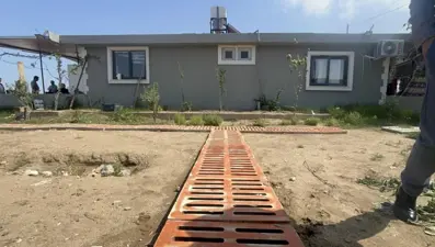 Kaçak yapının bahçesinde onlarca mazgal: Dekor yapmış!