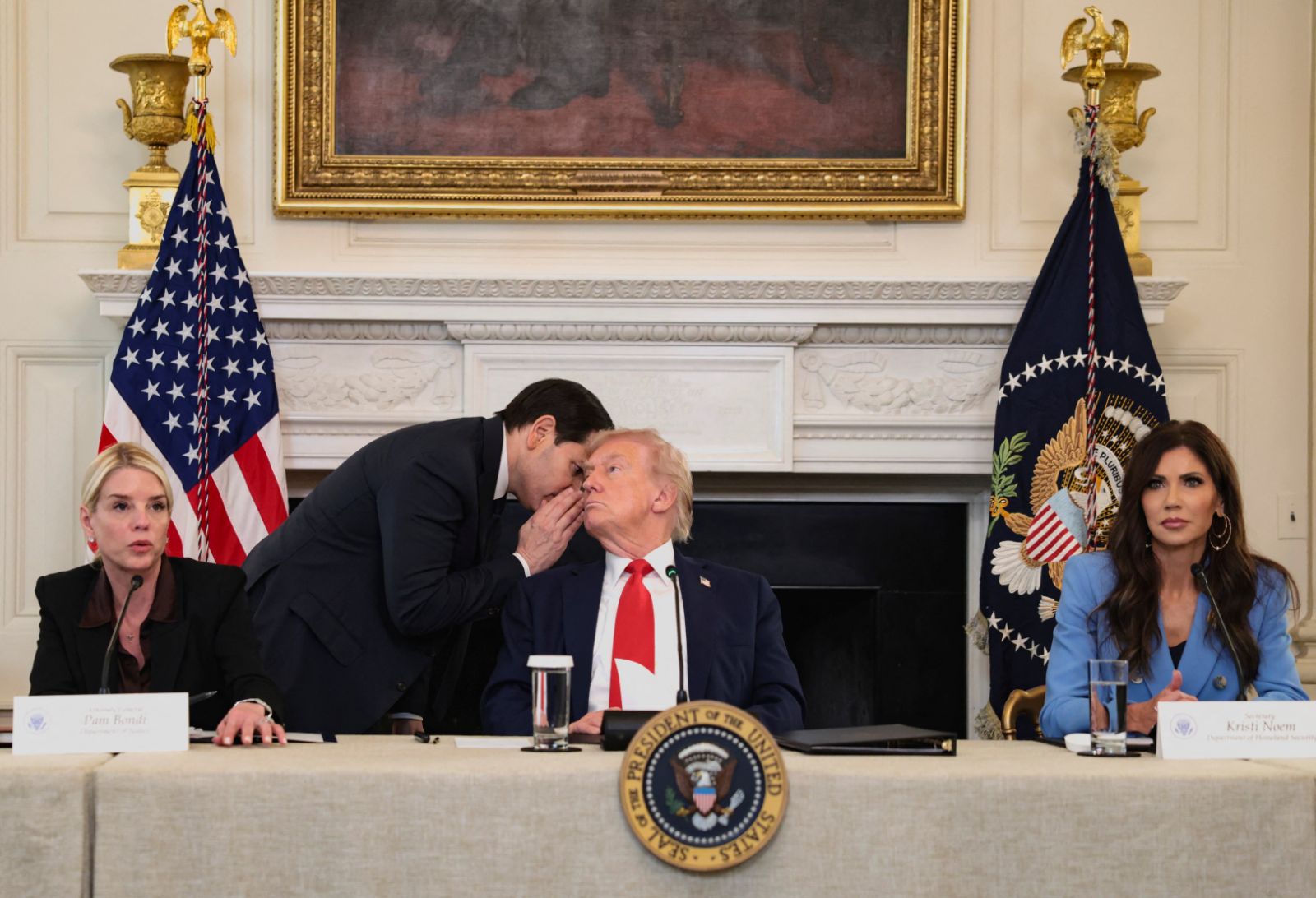 Trump'a toplantıyı erken sonlandıran not: Rubio kulağına fısıldayarak verdi