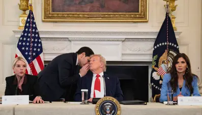 Trump'a toplantıyı erken sonlandıran not: Rubio kulağına fısıldayarak verdi