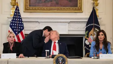 Trump'a toplantıyı erken sonlandıran not: Rubio kulağına fısıldayarak verdi