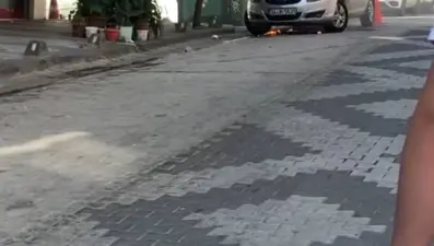 Park halindeki otomobil alev alev yandı