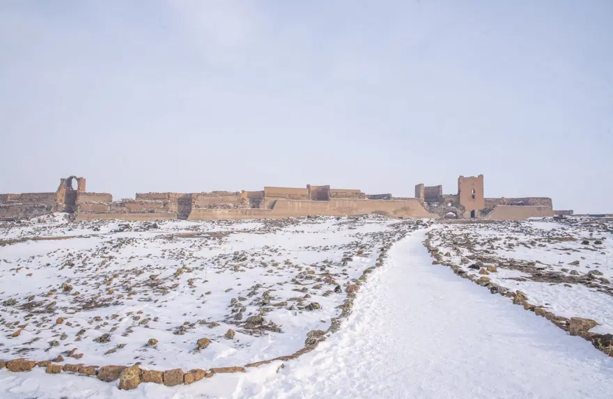 Beyaza bürünen Ani Antik Kenti masalsı güzelliğiyle yerli ve yabancı turistleri ağırlıyor 14 Beyaza bürünen Ani Antik Kenti masalsı güzelliğiyle yerli ve yabancı turistleri ağırlıyor 14