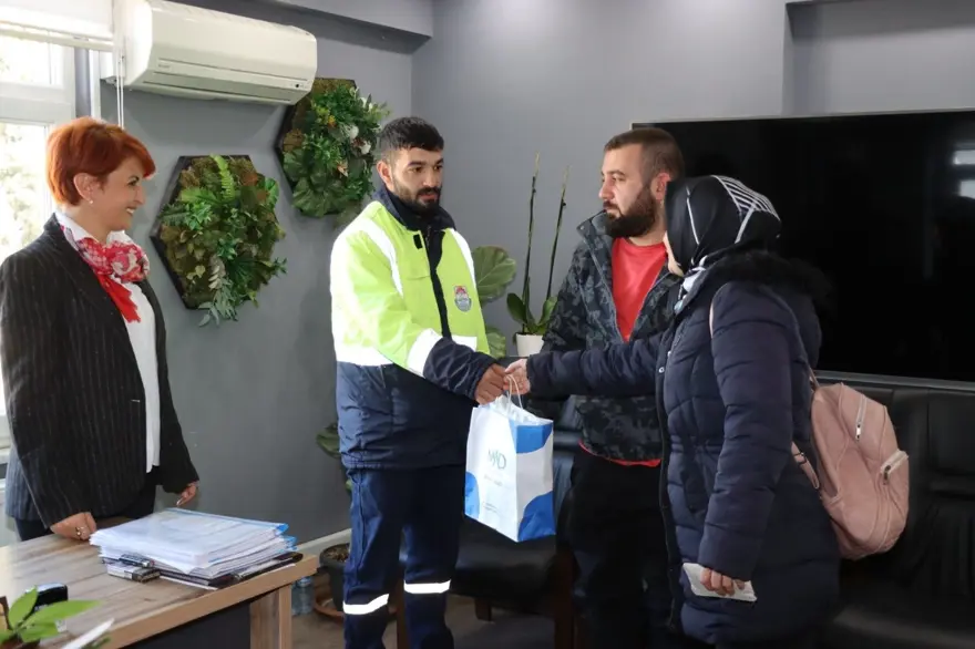 Yalova'da temizlik görevlisi bulduğu cüzdanı sahibine teslim etti 