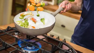 Araştırma: Evde gazlı ocaklarda yemek pişirmek astıma yol açıyor