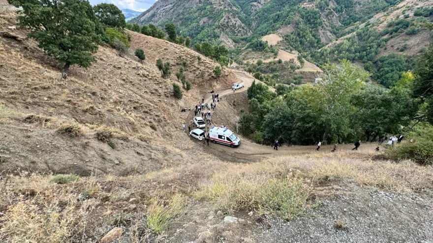 Önce şehitten sonra ailesinden acı haber: Cenaze için yola çıkan yakınları şarampole yuvarlandı 1 Önce şehitten sonra ailesinden acı haber: Cenaze için yola çıkan yakınları şarampole yuvarlandı 1