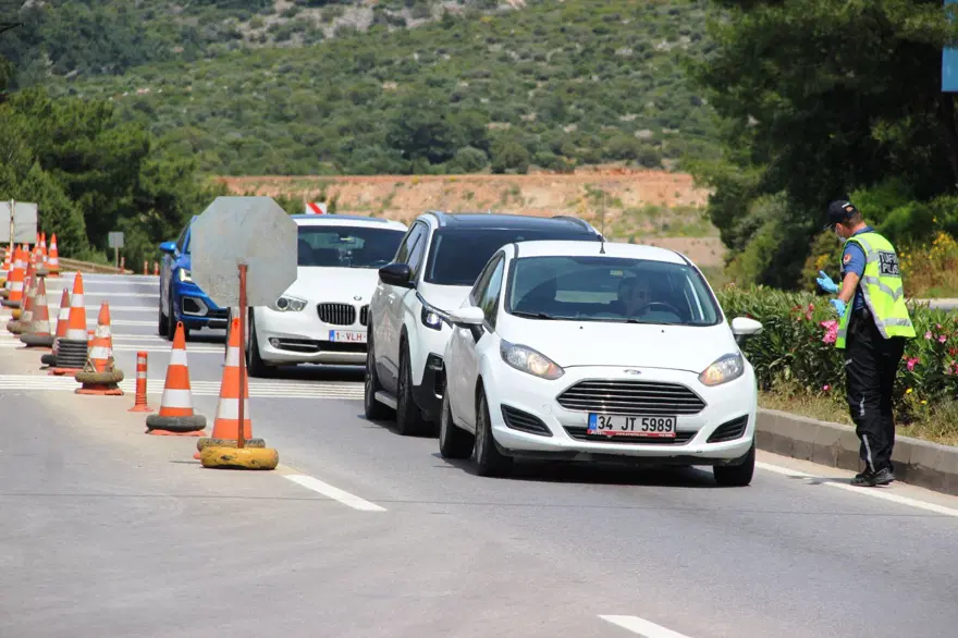 Bodrum’a giren araç sayısı bir günde yüzde 25 arttı 4 Bodrum’a giren araç sayısı bir günde yüzde 25 arttı 4