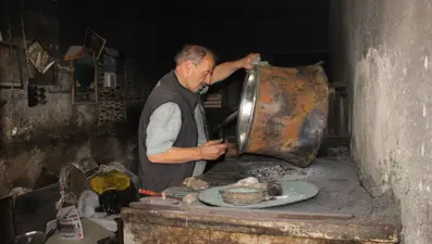 69 yaşında baba mesleğini sürdürüyor: Yarım asrı aşkındır aynı dükkanda