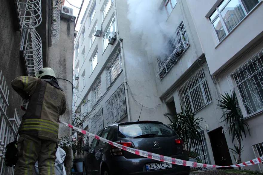 Beyoğlu’nda yangın: 86 yaşındaki kadın ağır yaralı 5