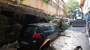 İstanbul'da istinat duvarı araçların üzerine çöktü