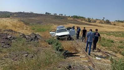 Otomobil rayların üzerine devrildi, 5 kişi yaralandı