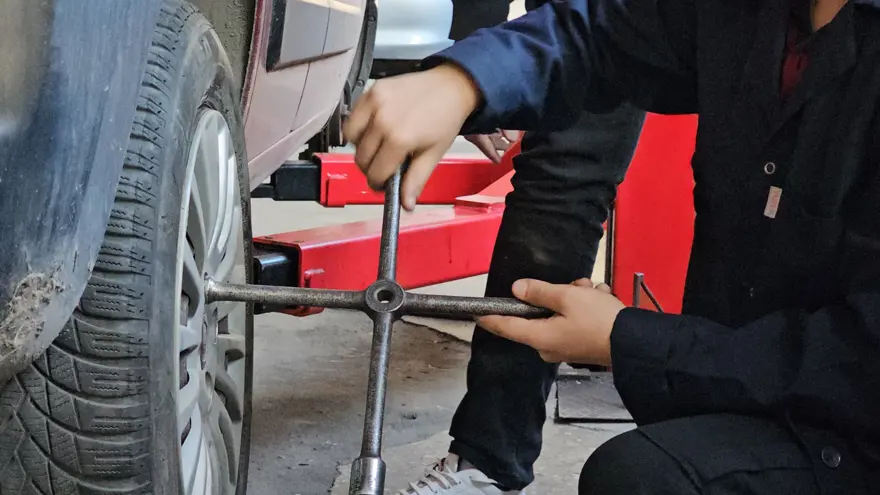 Lastik değişimi liselilerden! Hem tecrübe hem para kazanıyorlar 3