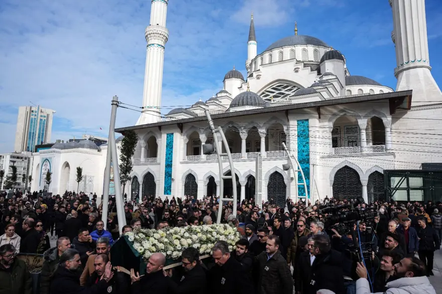 Yangın faciasında hayatını kaybeden eşi ve kızlarını son yolculuğuna uğurladı | Acılı baba: Devletimiz gereğini yapacaktır 10
