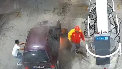 Akaryakıt istasyonunda otomobil yangını