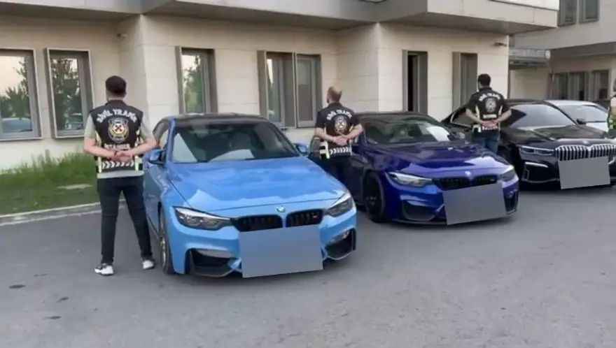 İstanbul’da otoyolu birbirinekatan çakarlı konvoydaki sürücülere gözaltı: Bakan Yerlikaya’dan vatandaşlaraçağrı 2 İstanbul’da otoyolu birbirinekatan çakarlı konvoydaki sürücülere gözaltı: Bakan Yerlikaya’dan vatandaşlaraçağrı 2