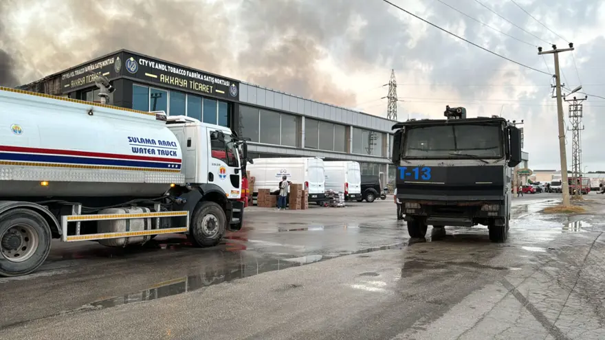 Adana'da kırtasiye malzemeleri bulunan depoda yangın: 3 iş yeri zarar gördü 9 Adana'da kırtasiye malzemeleri bulunan depoda yangın: 3 iş yeri zarar gördü 9