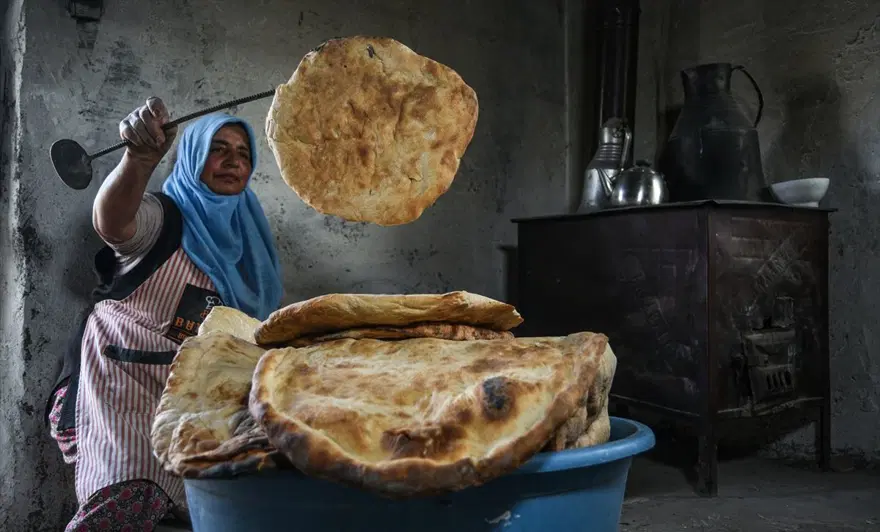 Kars'ın Arpaçay ilçesi Kuyucuk köyünde fırına gidilmiyor ekmeği kadınlar yapıyor Kars'ın Arpaçay ilçesi Kuyucuk köyünde fırına gidilmiyor ekmeği kadınlar yapıyor