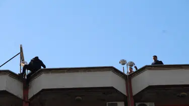 Batman'da çatıda korku dolu anlar: Polis ikna edince aşağı indi