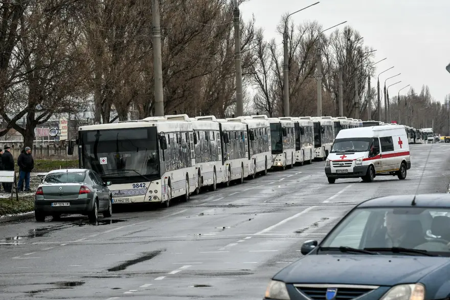 Otobüsler Mariupol'deki sivillerin tahliyesi için hazır bekliyor 8