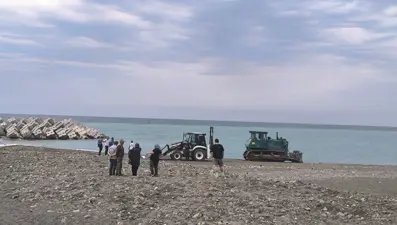 İş makinesi sahilde güneşlenen kadını ezen operatör tutuklandı