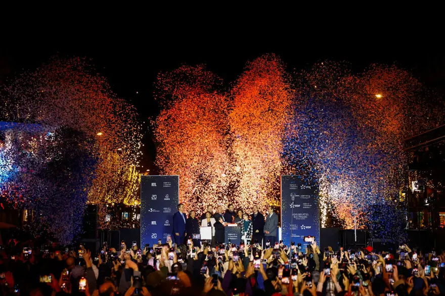 Dünyayı yeni yıl heyecanı sardı: Paris'in en ünlü caddesinden renkli görüntüler! 