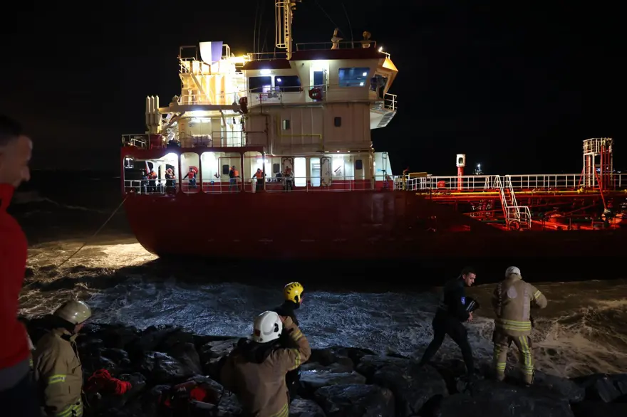 Fırtına birçok ilde etkili oldu: İstanbul'da gemi karaya oturdu 2