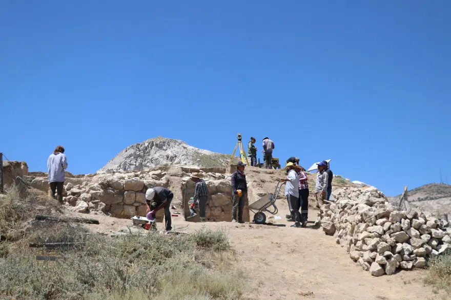 Niğde'deki höyük kazısında Pers dönemine ait alçı surlar bulundu 13 Niğde'deki höyük kazısında Pers dönemine ait alçı surlar bulundu 13