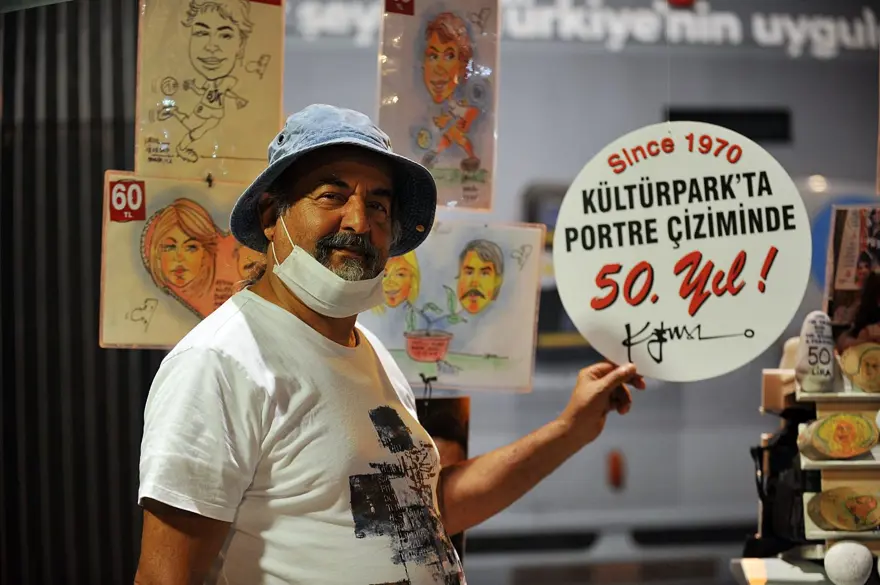 50 yıldır aynı parkta resim çiziyor 50 yıldır aynı parkta resim çiziyor