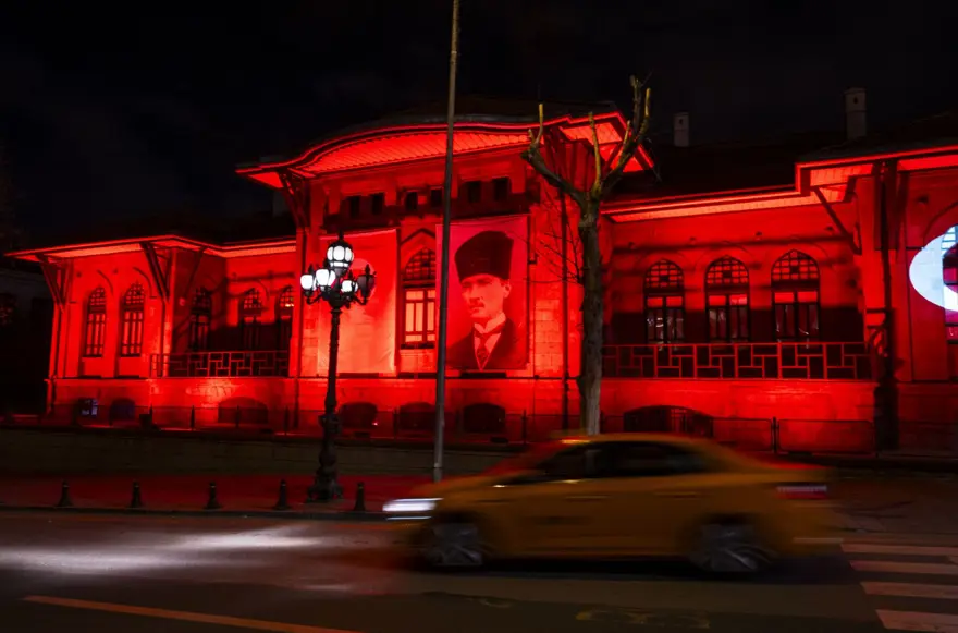 Birinci Meclis Binası ve Atatürk Cumhuriyet Kulesi Türk bayrağı renklerine büründü 8