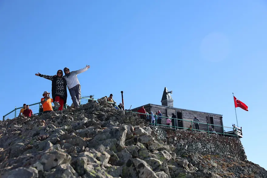 En iyi zirvelerden biri: Deniz seviyesinden 3 bin 200 metre yükseklikte 