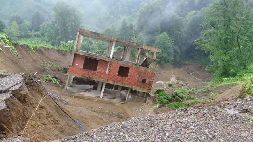 Rize'de 3 katlı bina heyelanda sürüklendi 11 Rize'de 3 katlı bina heyelanda sürüklendi 11