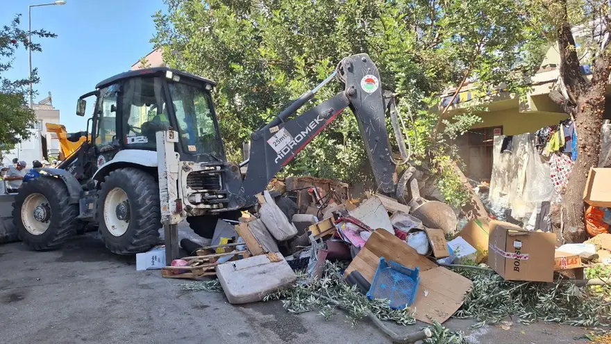 Yer: Antalya! 2 evden 8 kamyon çöp çıktı 5