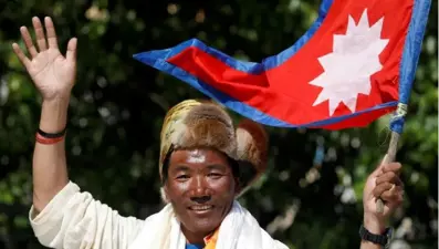 Nepalli dağcı Everest'e en çok tırmanan kişi olarak rekor kırdı