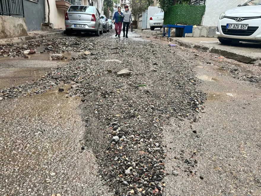 İzmir'de cadde ve sokaklar göle döndü 3 İzmir'de cadde ve sokaklar göle döndü 3