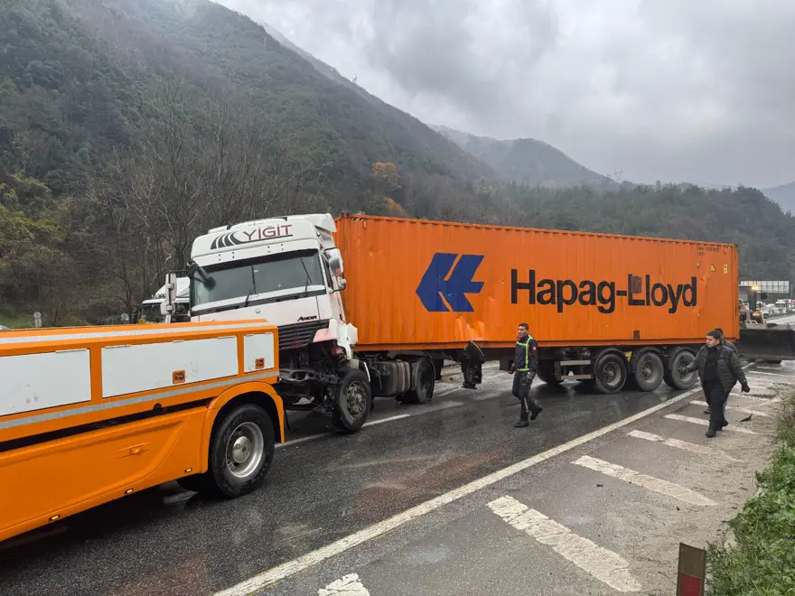 Sakarya-Bilecik kara yolunda TIR kazası 5