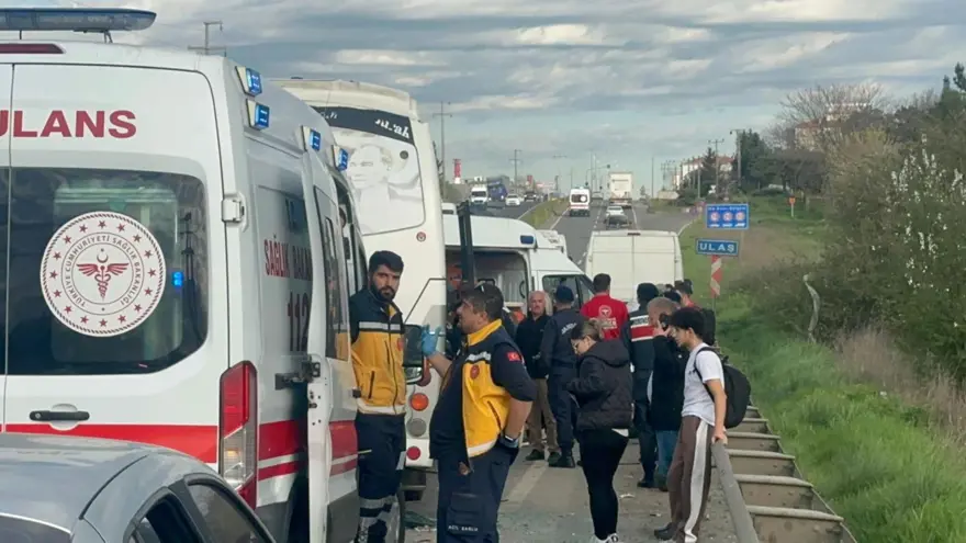 İki servis aracı çarpıştı: 5’i askeri personel, 16 yaralı 3