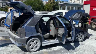 Hastane otoparkında otomobil alev aldı