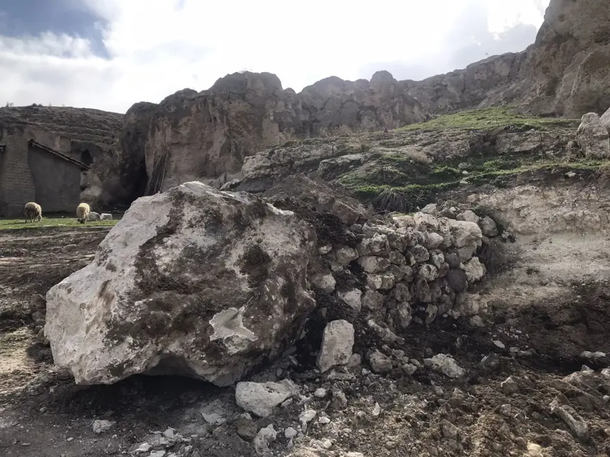 Dağdan kopan dev kayalar yerleşim yerine geldi | Fay hattının başladığı nokta 5