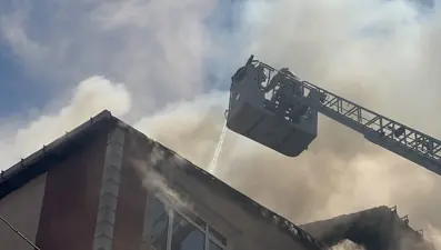 Esenler'de korkutan yangın: Alevler diğer binalara sıçradı