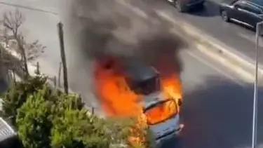 Seyir halindeki kamyonet alev alev yandı